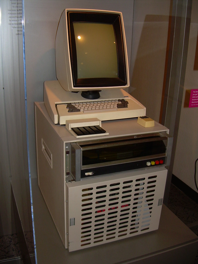 Xerox Alto, 最早的几款个人计算机之一, 也是首款适配TCP/IP的个人计算机. Source: cmnit, CC BY-SA 2.0